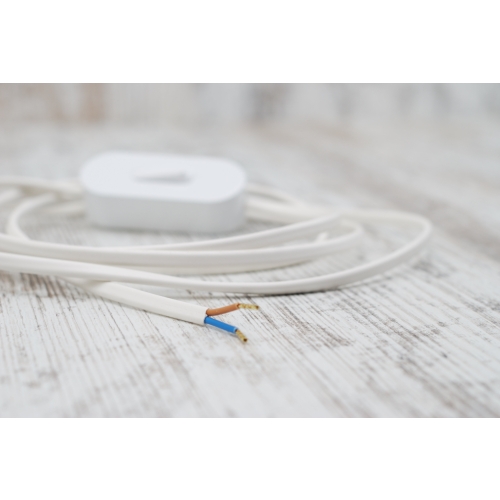 biały kabel z wtyczką i wyłącznikiem